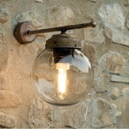 gulovy lampa tienidlo mediteransky mosadz vonkajsia nastenna lampa osvetlenie terasa domova stena svetlo toskansky taliansky klasicky vintage patinovany kamenna stena.jpg